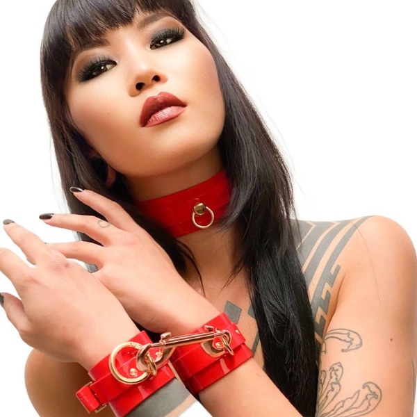 Kinky Diva High Gloss Wrist Cuffs Red/Gold