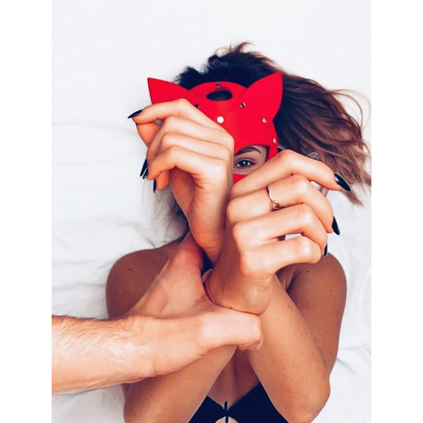 Leather mask Selina red